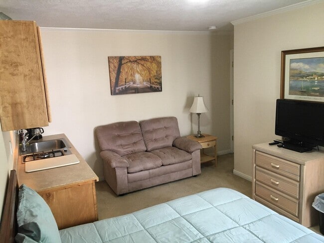 Building Photo - 1406 W April Villa