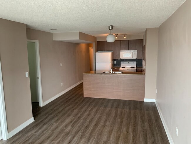 Building Photo - 11-1511 Brunel Ct