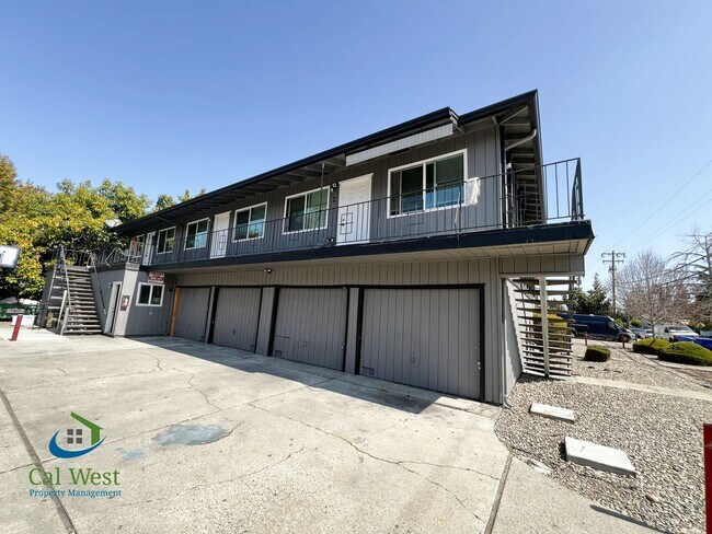Foto del edificio - $2695 Remodeled 2 Bed/1 Bath Upstairs Unit