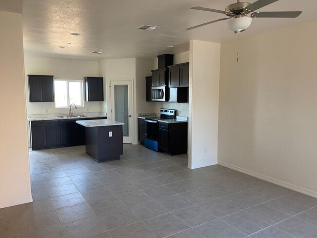 Building Photo - 2 Bedroom in a Gated Community