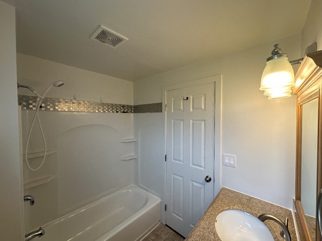 Building Photo - 2324 Walnut St