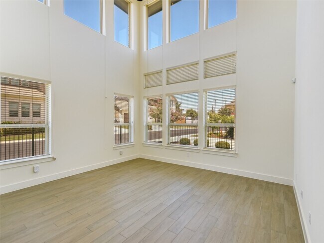 Foto del edificio - 301 Jeffrey David Ln W