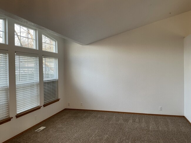 Living - 2027 North Dove Avenue