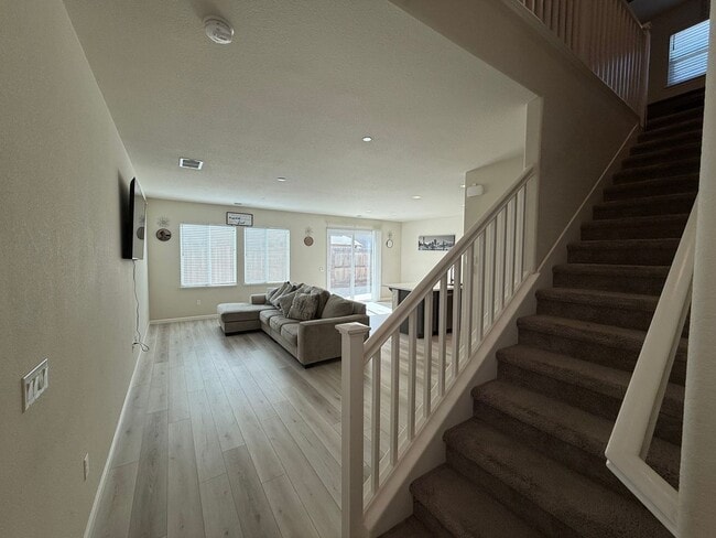 Building Photo - Two story home located in Sylvan School District!