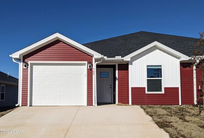 Building Photo - 709 Short Leaf