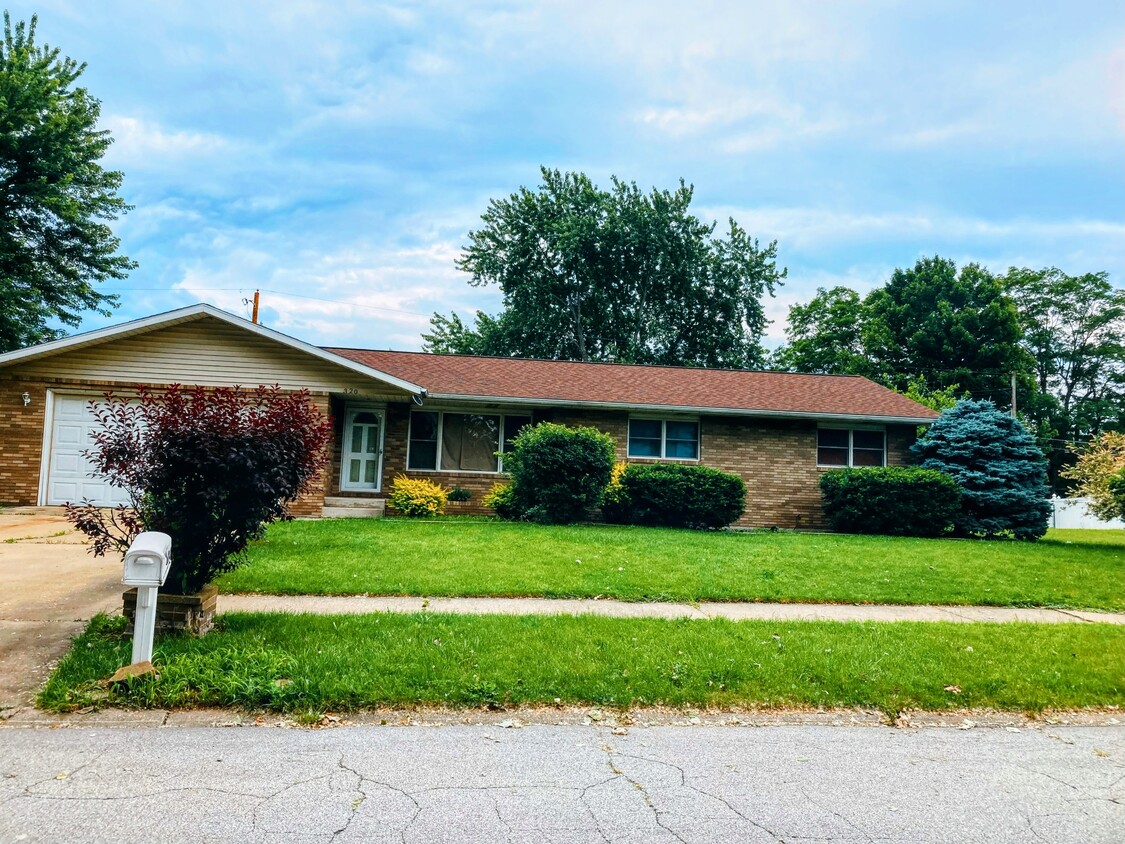 Foto principal - 320 Crestwood Dr