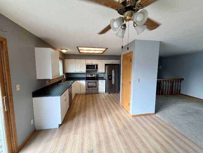 Foto del edificio - 4141 Jacquelyn Dr