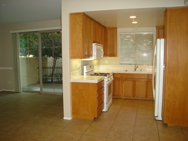 Building Photo - Beautiful Townhome in Simi Valley!