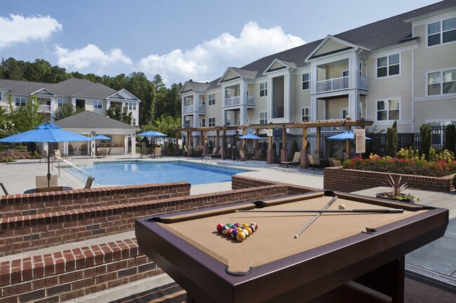 Juega una partida de billar en la terraza de la piscina comunitaria - Chancery Village