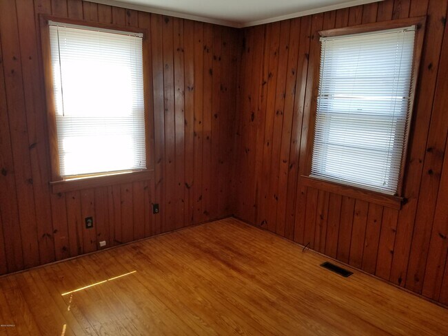 Building Photo - 2019 Barnett Ave