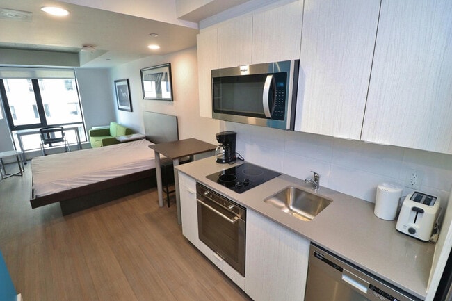 Building Photo - 105 Champagne Ave S