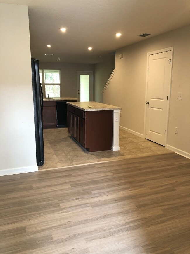 Building Photo - 5941 Creekside Crossing Dr