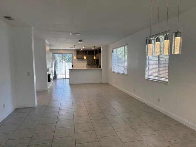Building Photo - Clean Updated 3 Bedroom 2 Bathroom 1527 Sq...