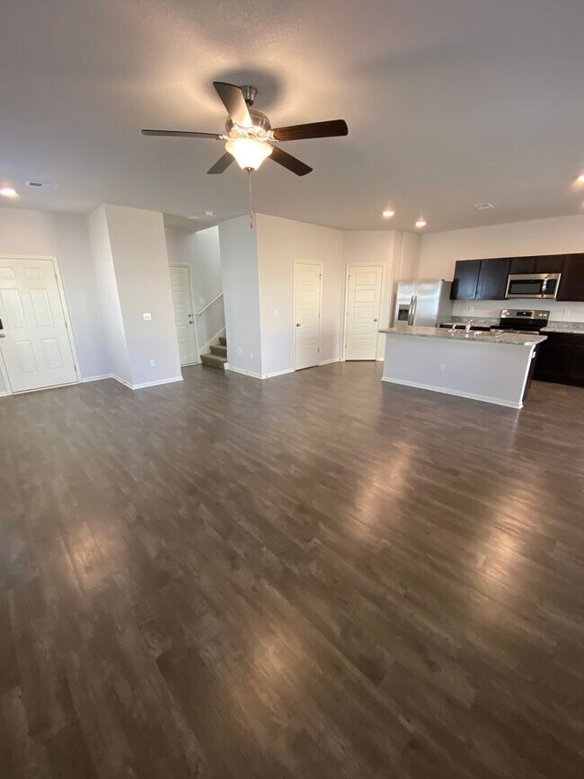 Foto del edificio - *Pre-Leasing* Three Bedroom | Two and a Ha...