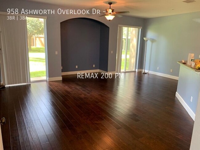 Building Photo - Conveniently Located Three Bedroom Townhou...