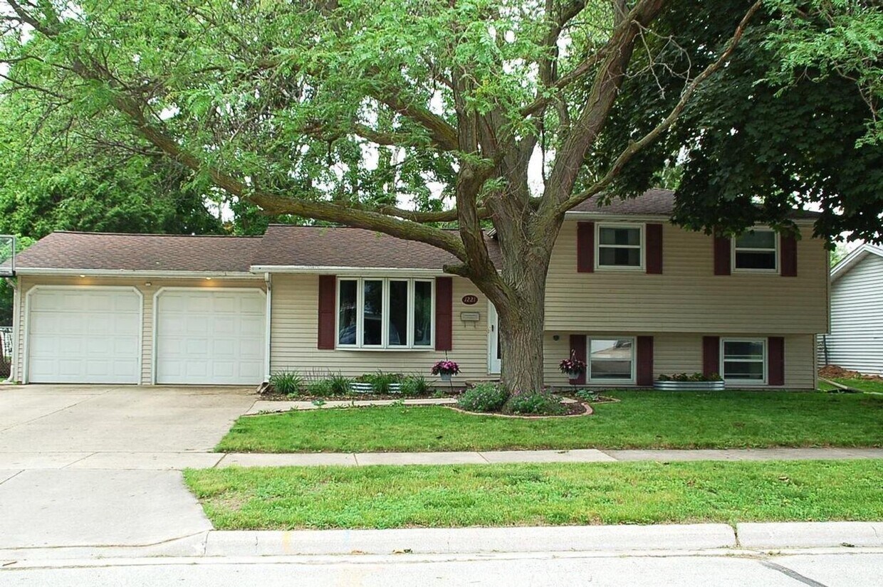 Foto principal - Available October 27th! Single family home...