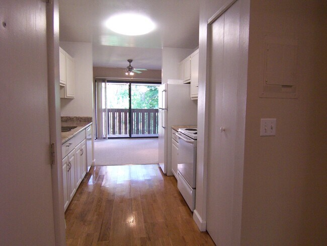 Building Photo - 2126 Pauline Blvd