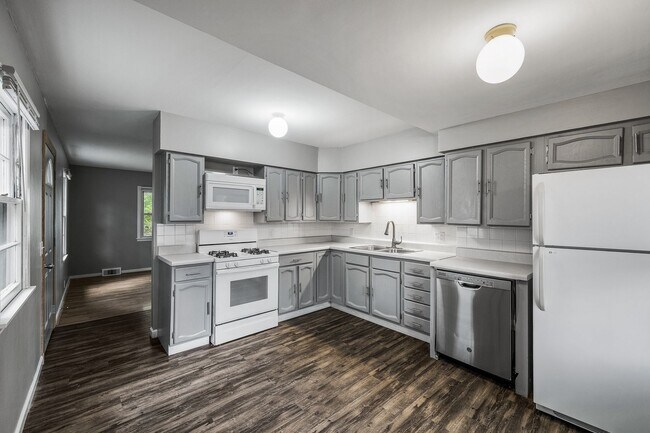 Foto del edificio - Gorgeous 4BR/2BA Home with Finished Lower Level!