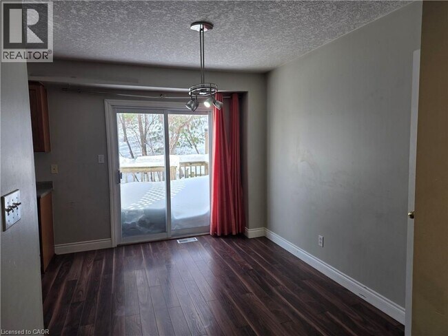 Building Photo - 220 Snowdrop Crescent