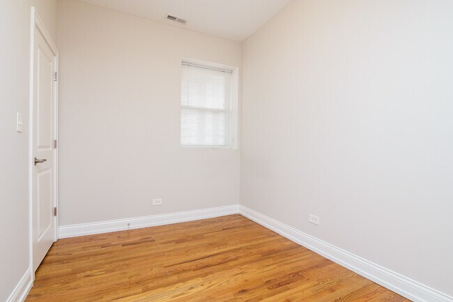 Building Photo - 4907 W Cuyler Ave