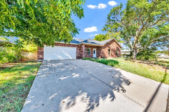 Foto del edificio - "Charming 3-Bed, 2-Bath Greenville Home with Elegant Granite Countertops!"
