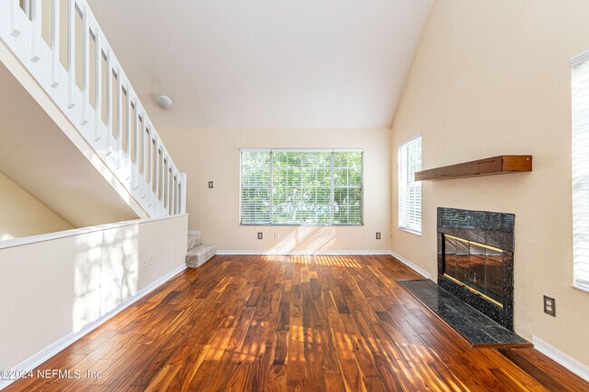 Building Photo - 13700 Richmond Park Dr N