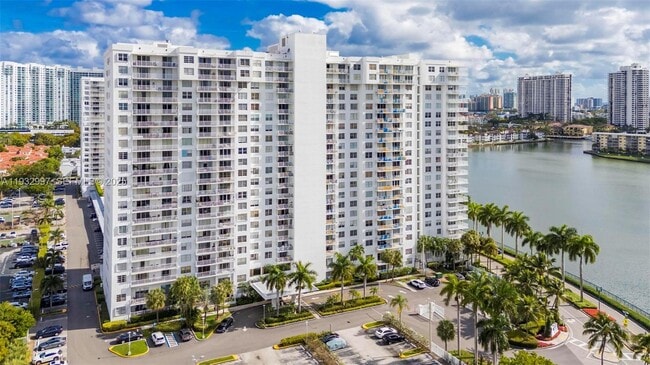 Foto del edificio - 2801 NE 183rd St