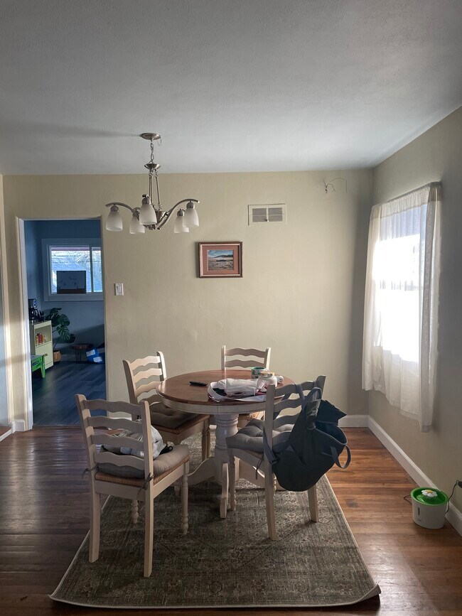 Comedor - 413 Dearborn Ave