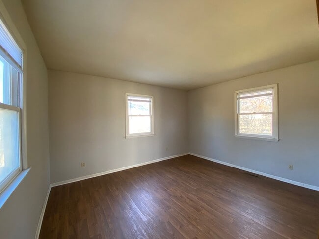 Building Photo - 3 Bedroom Home in Elkhart with Garage and Unfinished Basement!