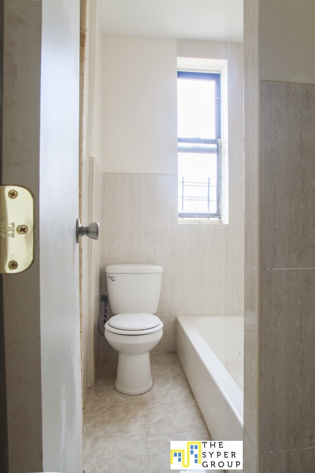 Foto del edificio - 553 Hinsdale St