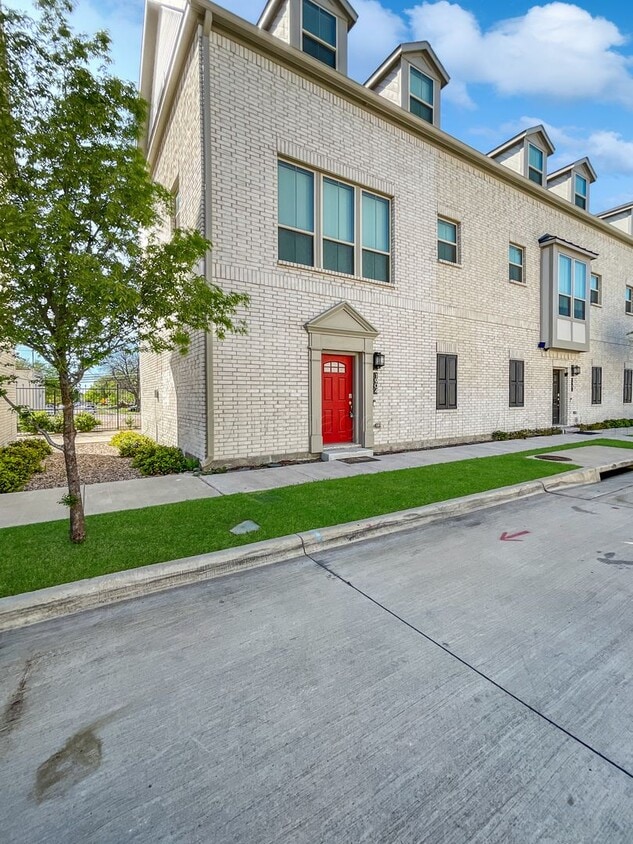 Primary Photo - Charming Newly Built Townhome in Prime Loc...
