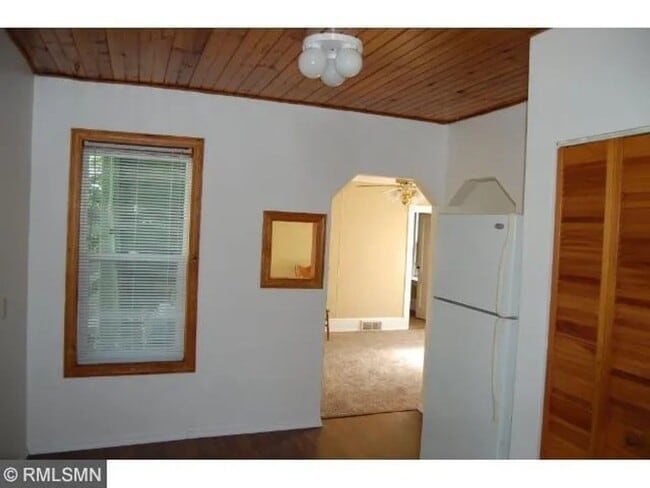 Building Photo - Newly refreshed 2 bedroom, 1 bath in duplex. Large yard in quiet neighborhood in Faribault.