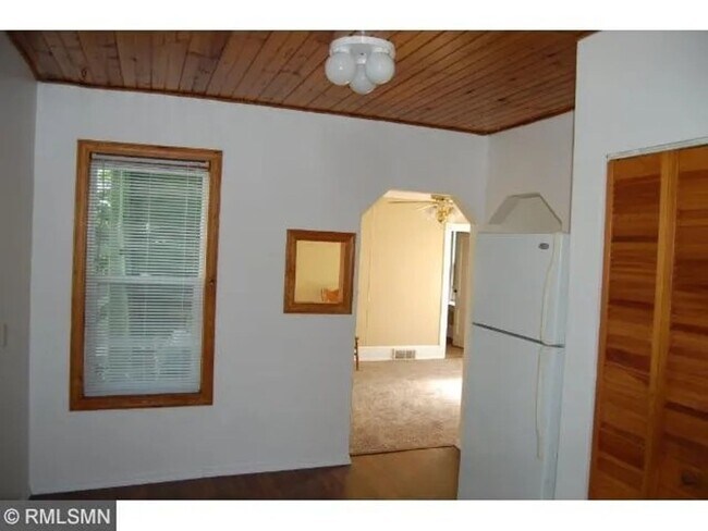 Foto del edificio - Newly refreshed 2 bedroom, 1 bath in duplex. Large yard in quiet neighborhood in Faribault.