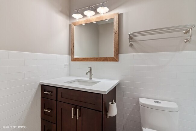 baño - 220 E Illinois St