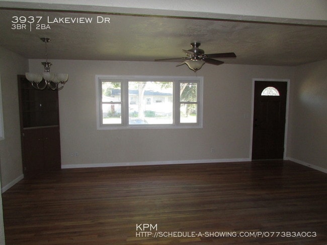 Building Photo - 3937 Lakeview Dr