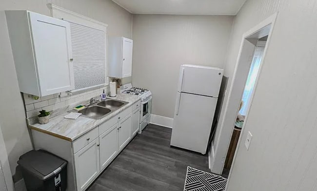 Building Photo - 10415-10415 Bernard Ave