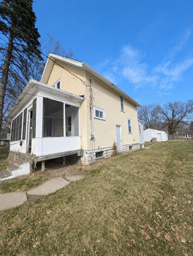 Building Photo - Charming 3 Bedroom Home with Screened Porch and 2 Car Garage