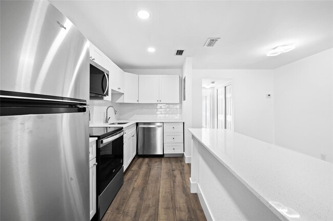 Foto del edificio - 1100 Crystal Lake Dr