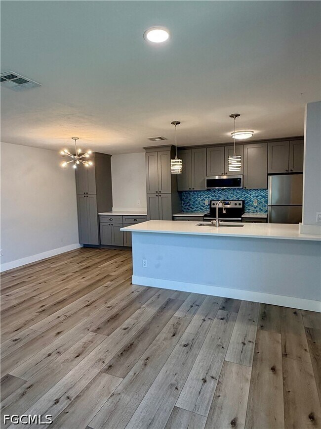 Foto del edificio - 3032 SE Santa Barbara Pl