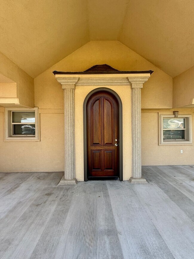 Building Photo - New Renovated Spanish Style Home