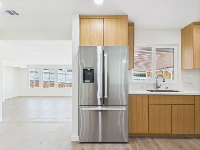 Building Photo - Modern Luxury 3x2 home in the Heart of Vista