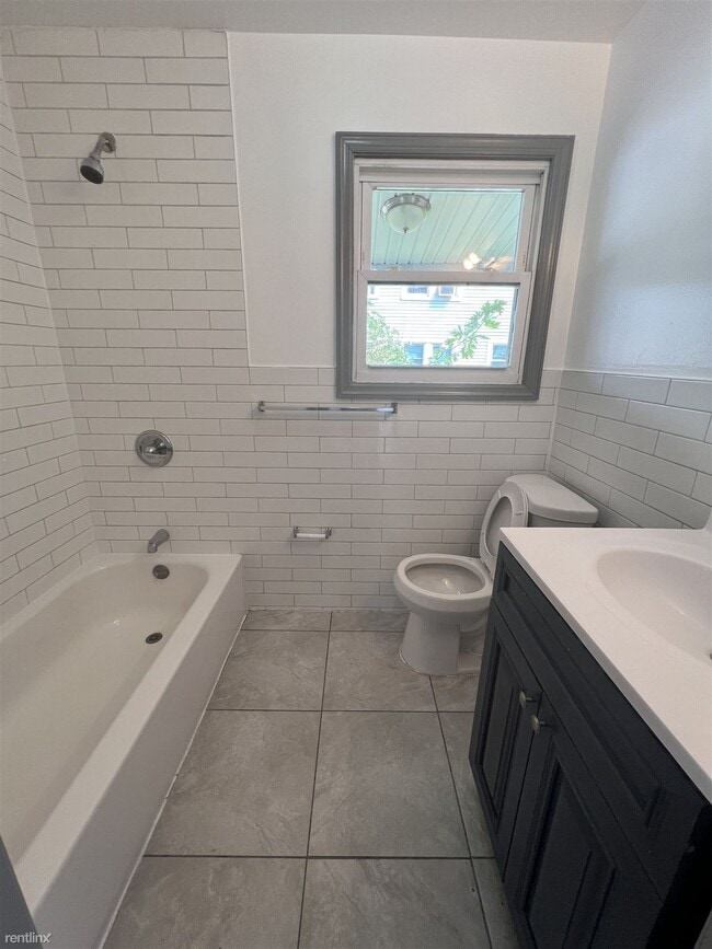 Building Photo - 2 br, 1 bath 4plex - 143 Valley Rd Apt 2R