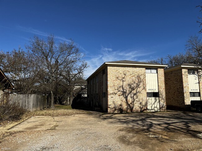 Building Photo - 2 br, 1 bath 4plex - 4007 College Main St A