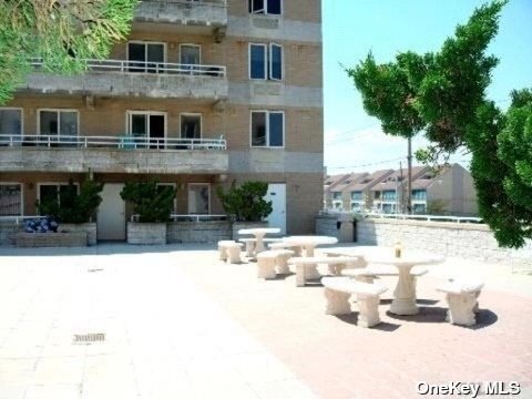 Foto del edificio - 440 W Broadway