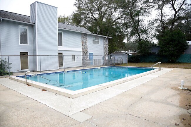 Foto del edificio - Charming 2 Bedroom Condo with Community Pool!