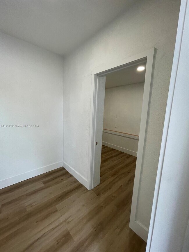 Building Photo - 1021 SW 12th Ave