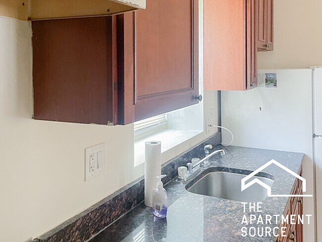 Photo - 3924 N Pine Grove Ave Apartment