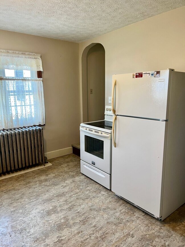 Foto del edificio - Country Living! 1st Floor Laundry, 3+Car Garage, with Work Shop!