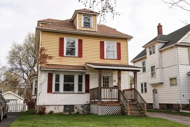 Foto del edificio - GREAT SINGLE FAMILY HOUSE . WAITING FOR YOU TO CALL HOME !!