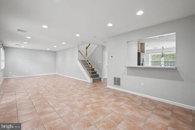 Building Photo - 262 Crescent Dr